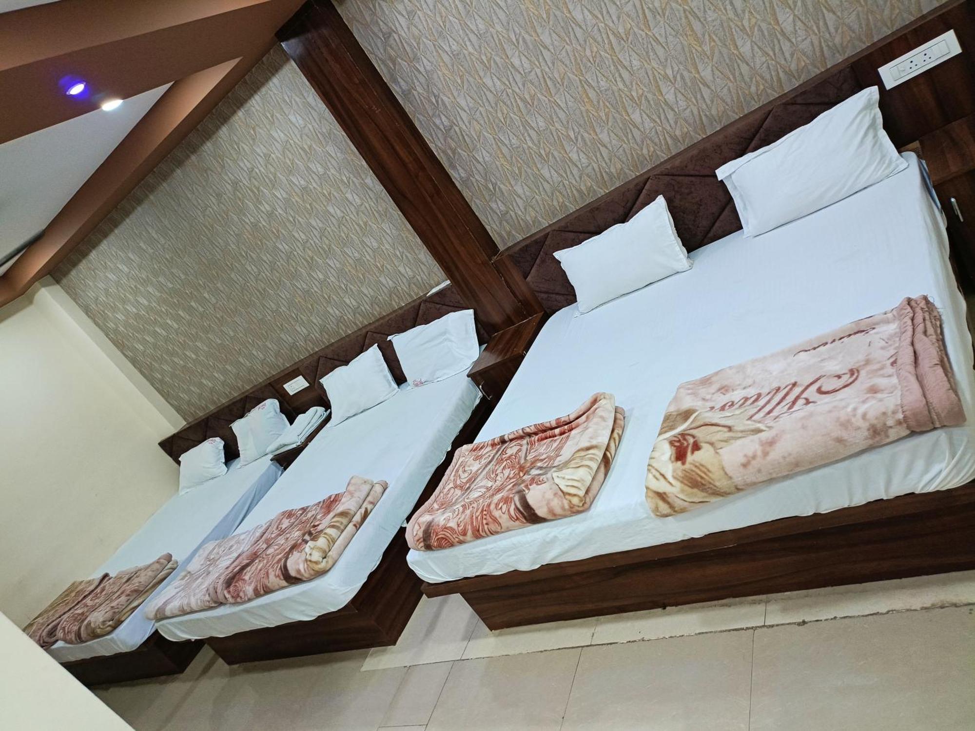 Green Leaf Hotel Уджайн Екстериор снимка