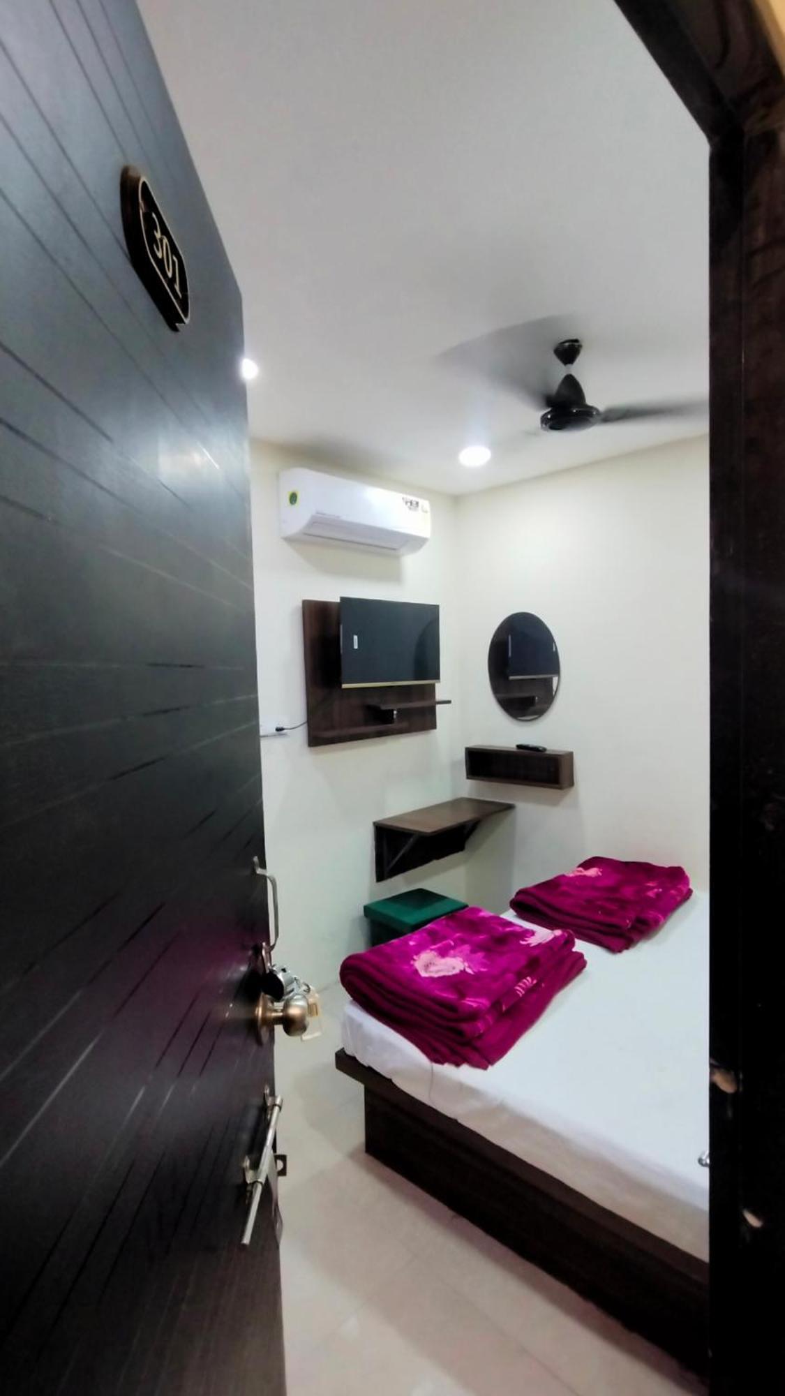 Green Leaf Hotel Уджайн Екстериор снимка