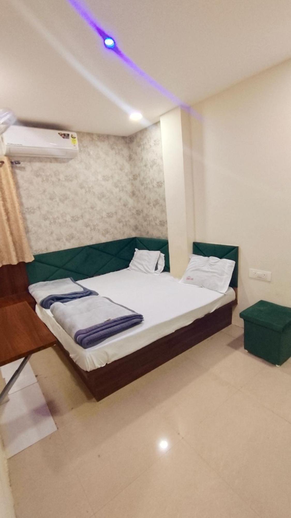 Green Leaf Hotel Уджайн Екстериор снимка