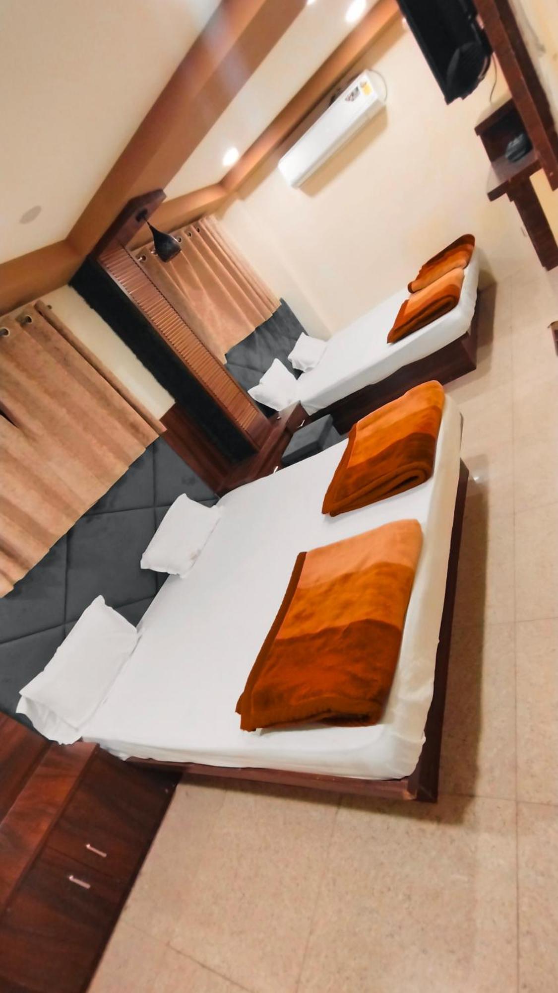 Green Leaf Hotel Уджайн Екстериор снимка