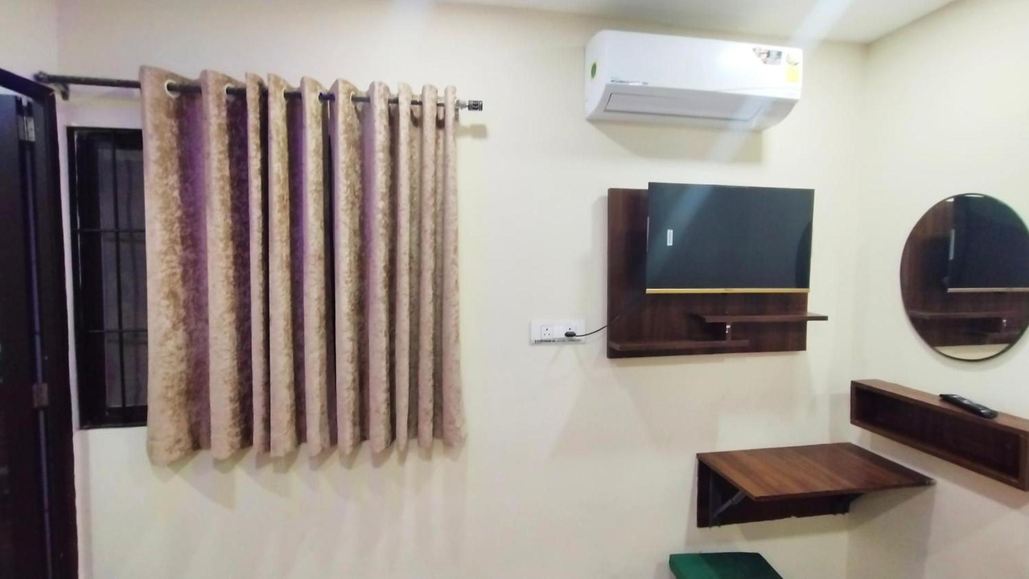 Green Leaf Hotel Уджайн Екстериор снимка