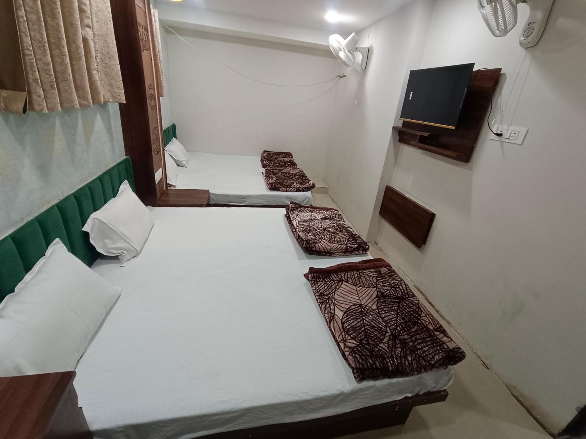 Green Leaf Hotel Уджайн Екстериор снимка