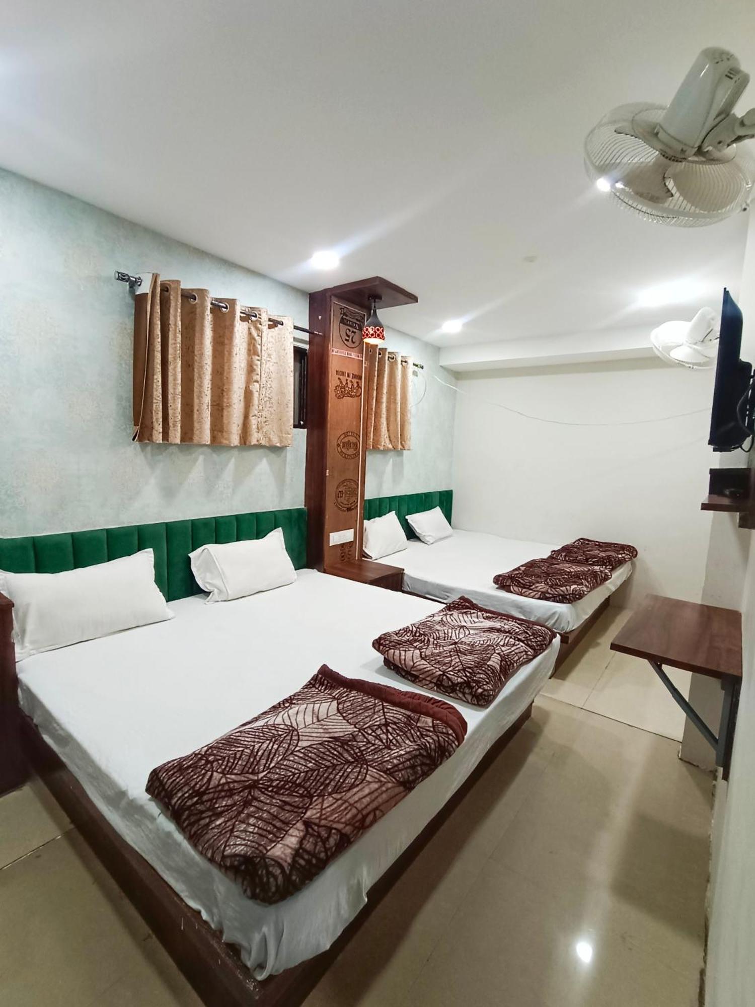 Green Leaf Hotel Уджайн Екстериор снимка